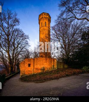 Vincketurm und Überreste der Hohensyburger Burgruine am Syberg in Dortmund-Syburg, Nordrhein-Westfalen Stockfoto