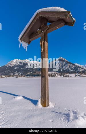 Feld Kreuz mit Christus Figur, Lorettowiesen in der Nähe von Oberstdorf, Allgäuer Alpen, Allgäu, Bayern, Deutschland, Europa Stockfoto