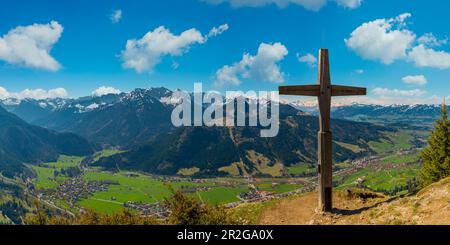 Panorama von Hirschberg, 1456m, ins Ostrachtal mit Bad Oberdorf, Bad Hindelang und Imberger Horn, 1656m, Oberallgäu, Allgäu, Swabia, Bayern, G. Stockfoto