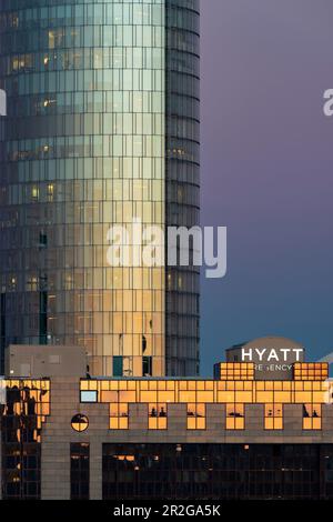 LVR Tower, KölnTriangle, Sitz der Europäischen Agentur für Flugsicherheit, EASA, und Hyatt Regency Hotel in Deutz, Köln, Nordrhein-Westfalen, Stockfoto