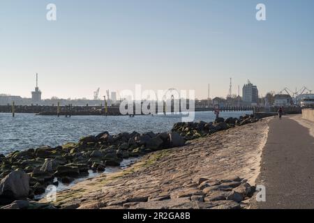 Blick vom westlichen Pier zum Hafen von Warnemünde am Morgen. Die Werft Warnemünde steht vor der Tür. Stockfoto