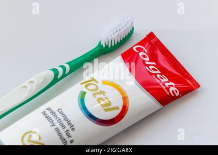 Nach London. GROSSBRITANNIEN - 05.16.2023. Nahaufnahme einer Tube Colgate-Zahnpasta mit einer weiß isolierten Zahnbürste. Stockfoto