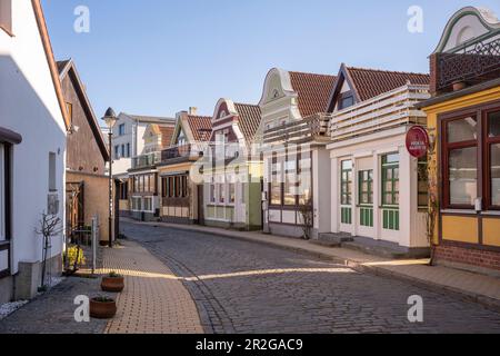 Historische Kapitänshäuser in der Altstadt von Warnemünde. Stockfoto