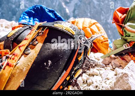 Steigeisen auf Bergstiefeln, Ausrüstung für den Winteraufstieg auf den Jubiläumskamm im Wettersteingebirge, Bayern Stockfoto