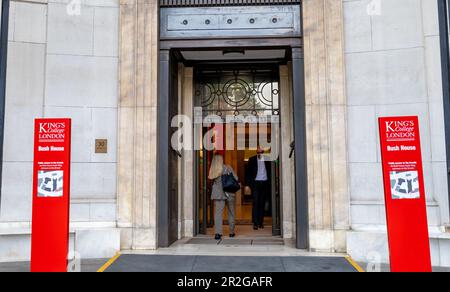 Nach London. Großbritannien - 05.17.2023. Der Eingang und die Namensschilder des King's Collage London Strand Campus. Stockfoto