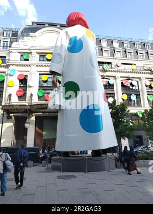 PARIS : LA GIGANTESQUE YAYOI KUSAMA DEVANT LE SIÈGE DE LOUIS VUITTON, FACE AU GRAND MAGASIN LA SAMARITAINE. Stockfoto