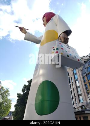 PARIS : LA GIGANTESQUE YAYOI KUSAMA DEVANT LE SIÈGE DE LOUIS VUITTON, FACE AU GRAND MAGASIN LA SAMARITAINE. Stockfoto