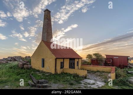 Altes Räucherhaus bei Sonnenuntergang, Allinge, Hovedstaden, Bornholm. Stockfoto