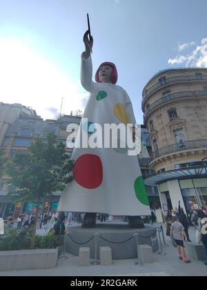 PARIS : LA GIGANTESQUE YAYOI KUSAMA DEVANT LE SIÈGE DE LOUIS VUITTON, FACE AU GRAND MAGASIN LA SAMARITAINE. Stockfoto