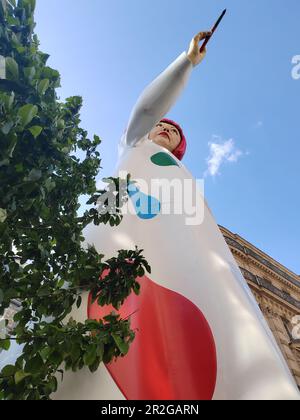 PARIS : LA GIGANTESQUE YAYOI KUSAMA DEVANT LE SIÈGE DE LOUIS VUITTON, FACE AU GRAND MAGASIN LA SAMARITAINE. Stockfoto