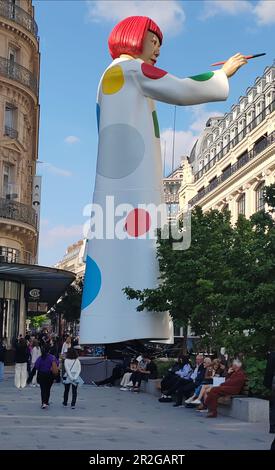 PARIS : LA GIGANTESQUE YAYOI KUSAMA DEVANT LE SIÈGE DE LOUIS VUITTON, FACE AU GRAND MAGASIN LA SAMARITAINE. Stockfoto