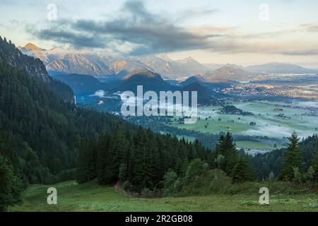 Blick auf das Tal in Füssen und das Schloss Hohenschwangau im Allgäu bei Sonnenaufgang. Füssen, Schwaben, Bayern, Deutschland, Europa Stockfoto