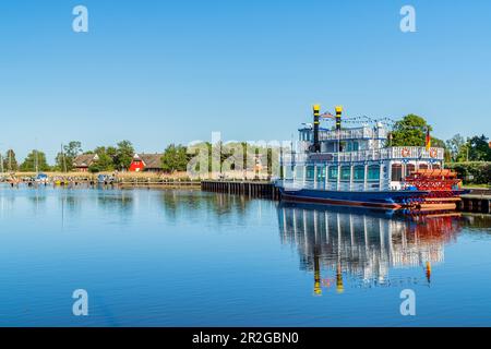 Paddeldampfer auf dem Prerower-Strom in Prerow, Fischland-Darß-Zingst, Mecklenburg-Vorpommern, Deutschland Stockfoto