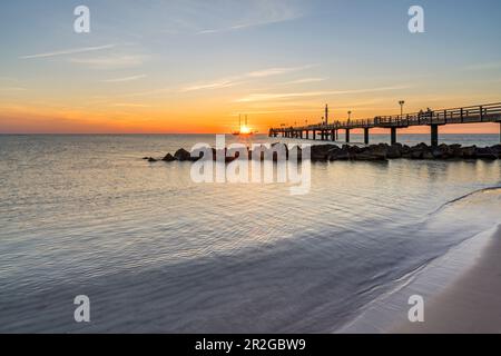 Segelschiff am Pier in Wustrow, Fischland-Darss-Zingst, Mecklenburg-Vorpommern, Deutschland Stockfoto