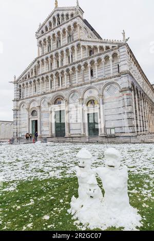 Ein Schneemann vor der Kathedrale von Pisa, Pisa, Toskana, Italien, Europa Stockfoto