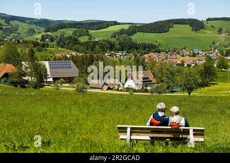 Ältere Wanderer auf einer Bank, St. Peter, Schwarzwald, Baden-Württemberg, Deutschland Stockfoto