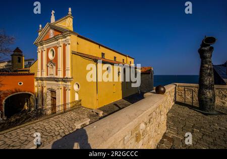 Kathedrale Notre-Dame und Skulptur femme et oiseau von Miro in Antibes, Departement Alpes-Maritimes, Französische Riviera, Frankreich Stockfoto