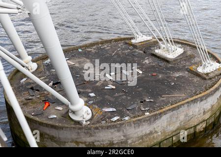 Nach London. GROSSBRITANNIEN - 05.17.2023. Der Skateboard-Friedhof bei den Golden Jubilee Bridges. Stockfoto