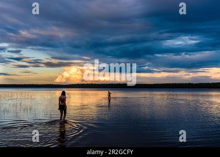 Abkühlung im See, Sauna inmitten des Waldes im Nationalpark Patvinsuo, Finnland Stockfoto