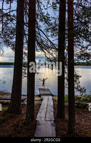 Abkühlung im See, Sauna inmitten des Waldes im Nationalpark Patvinsuo, Finnland Stockfoto