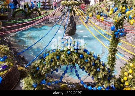 Osterbrunnen mit bunten Ostereiern in Bieberbach, dem größten Osterbrunnen der Welt, in der fränkischen Schweiz, Bayern, Deutschland Stockfoto