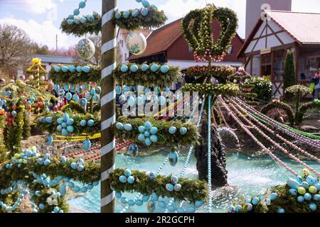 Osterbrunnen mit bunten Ostereiern in Bieberbach, dem größten Osterbrunnen der Welt, in der fränkischen Schweiz, Bayern, Deutschland Stockfoto