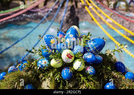 Osterbrunnen mit bunten Ostereiern in Bieberbach, dem größten Osterbrunnen der Welt, in der fränkischen Schweiz, Bayern, Deutschland Stockfoto