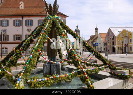 Brunnen mit bunten Ostereiern auf dem Schrannenplatz in Erding, Bayern Stockfoto