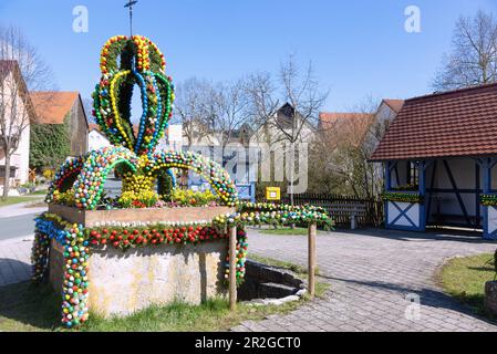 Osterbrunnen mit 2900 echt bemalten Ostereiern in Teuchatz in der fränkischen Schweiz, Bayern, Deutschland Stockfoto