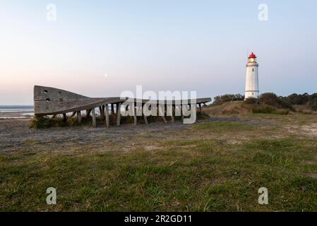 Leuchtturm Dornbusch am Schluckwieksberg, links am Himmel der Mond, Insel Hiddensee, Mecklenburg-Vorpommern, Deutschland Stockfoto