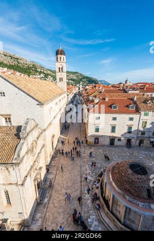 Blick auf die Stradun, die Hauptstraße in der Altstadt von Dubrovnik, Kroatien Stockfoto