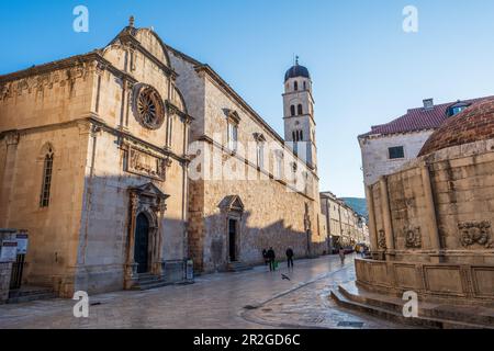 Franziskanerkloster und Big Onofrios Brunnen in Dubrovnik, Kroatien Stockfoto