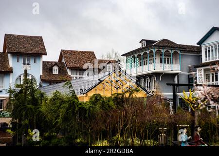 Außenansicht der traditionellen Holzhäuser an regnerischen Tagen in Tiflis, der Hauptstadt von Georgien Stockfoto