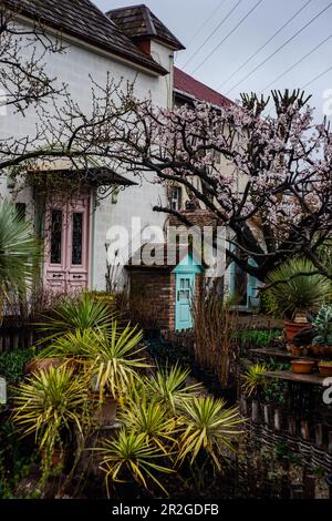 Außenansicht der traditionellen Holzhäuser an regnerischen Tagen in Tiflis, der Hauptstadt von Georgien Stockfoto