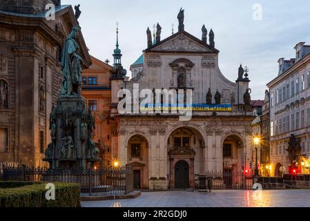 Kirche St. Savador, Kirche St. Franziskus von Assisi, Denkmal für König Karl IV., Dämmerung, Prag, Tschechische Republik Stockfoto