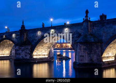 Karlsbrücke am Abend, Blue Hour, Prag, Tschechische Republik Stockfoto