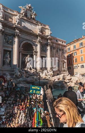 Souvenirstand und Touristen am Trevi-Brunnen, Rom, Latium, Italien, Europa Stockfoto