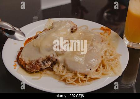 Kaloriengericht mit Fleisch und Makkaroni garniert mit Käse Stockfoto