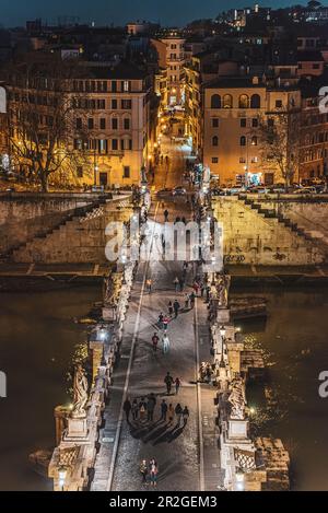 Blick vom Castel Sant'Angelo, Castel Sant'Angelo, UNESCO-Weltkulturerbe auf St. Angelo-Brücke (Ponte Sant'Angelo) und Rom, Latium, Italien, Euro Stockfoto