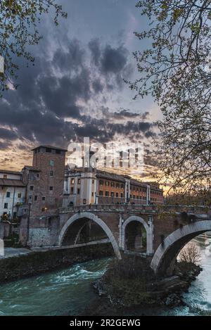 Fußgängerbrücke Ponte dei Quattro Capi auf der Insel Tiber (Isola Tiberina), Rom, Latium, Italien, Europa Stockfoto
