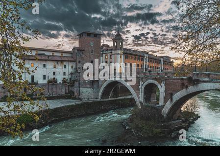 Fußgängerbrücke Ponte dei Quattro Capi auf der Insel Tiber (Isola Tiberina), Rom, Latium, Italien, Europa Stockfoto