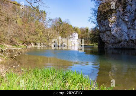 Inzigkofen, Hängebrücke über die Donau und Amalienfelsen mit Inschrift im PrinzeIpark Inzigkofen, im Schwäbischen Jura, Baden-Württembe Stockfoto