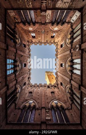 Torre del Mangia Turm, Innenhof des Palazzo Pubblico Rathauses, Piazza del Campo, Siena, Toskana, Italien, Europa Stockfoto