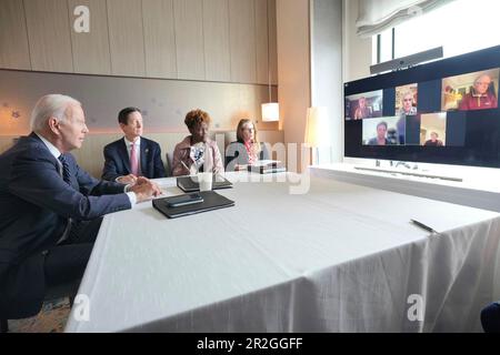 Hiroshima, Japan. 19. Mai 2023. US-Präsident Joe Biden, Left, hält eine Videokonferenz mit seinem Verhandlungsteam ab, das mit dem Kongress zusammenarbeitet, um die Schuldenobergrenze vom Rand des G7-Gipfels am 19. Mai 2023 in Hiroshima, Japan, anzuheben. Kredit: Adam Schultz/White House Photo/Alamy Live News Stockfoto