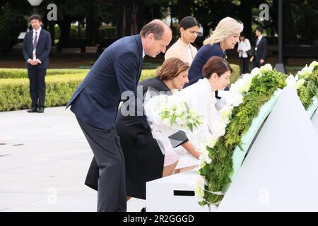 Hiroshima, Japan. 19. Mai 2023. Am ersten Tag des G7-Gipfels am 19. Mai 2023 in Hiroshima, Japan, platzieren die Siebenergruppen Kränze im Memorial Cenotaph im Hiroshima Peace Memorial Park. Von links: Akshata Narayan Murty (Vereinigtes Königreich), First Lady Jill Biden (USA), Yuko Kishida (Japan), Britta Ernst (Deutschland) und Heiko von der Leyen (Ehefrau des Präsidenten der Europäischen Union). Guthaben: Pool Photo/G7 Hiroshima/Alamy Live News Stockfoto