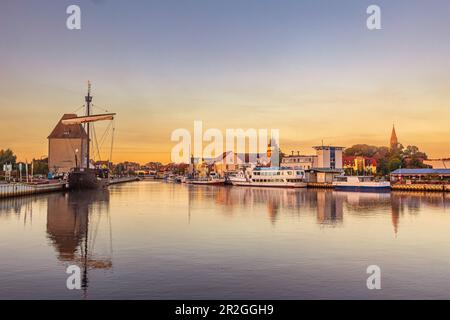 Sonnenaufgang im Stadthafen Uckermünde im Bezirk Vorpommern-Greifswald. Ostsee, Deutschland, Europa Stockfoto