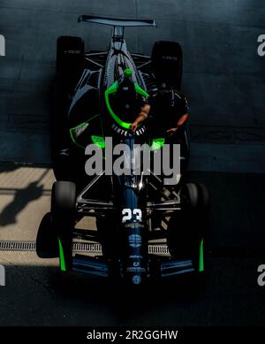 Indianapolis, Indiana, USA. 19. Mai 2023. Die Crew von Dreyer & Reinbold Racing Chevrolet bringt ihren Rennwagen auf die Boxenstraße, bevor sie auf dem Indianapolis Motor Speedway in Indianapolis, USA, für die Indianapolis 500 trainiert. (Kreditbild: © Walter G. Arce Sr./ZUMA Press Wire) NUR REDAKTIONELLE VERWENDUNG! Nicht für den kommerziellen GEBRAUCH! Kredit: ZUMA Press, Inc./Alamy Live News Stockfoto