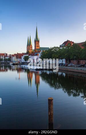 Blick auf die St. Petri und St. Marienkirche in Lübeck. Schleswig-Holstein, Deutschland, Europa Stockfoto