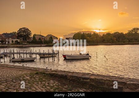 Die Boote liegen im Binnenwasser von Neustadt bei Sonnenuntergang. Neustadt in Holstein, Schleswig-Holstein, Deutschland, Europa Stockfoto