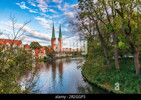 Lübeck Kathedrale, mit der Trave im Vordergrund. Schleswig-Holstein, Deutschland, Europa Stockfoto